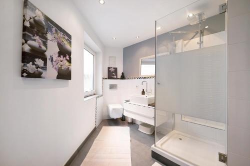 IllingenFerienwohnung My Suite Home的带淋浴、盥洗盆和卫生间的浴室