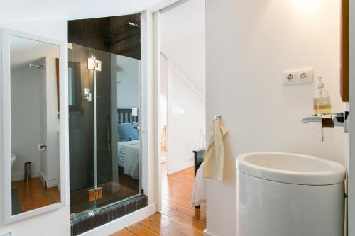 里斯本巴尔罗奥托阁楼公寓的一间带水槽和玻璃淋浴的浴室