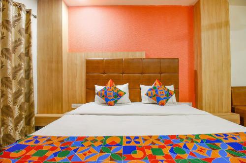 博帕尔FabHotel The Oasis的一间卧室配有一张大床和彩色床罩