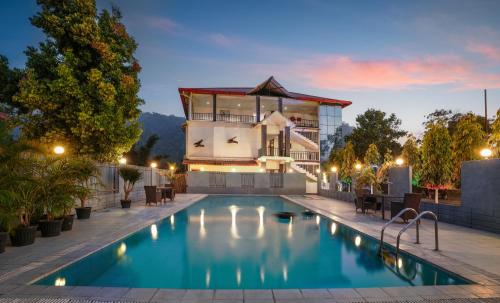 卡齐兰加Summit Green Lake Tea Resort & Spa的夜间带游泳池的别墅