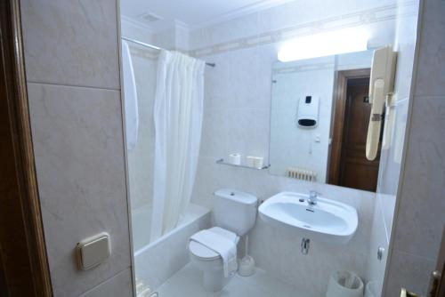 奥利特Ducay Rooms的白色的浴室设有卫生间和水槽。