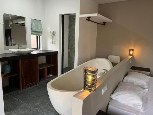 暹粒Angkor Sand Hotel的带浴缸和盥洗盆的浴室