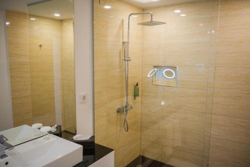 PrilepnicaQueen Vali Palace的带淋浴、卫生间和盥洗盆的浴室