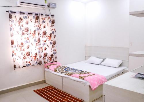KatniROYAL PALACE BY RAJASTHAN MAHESHWARI BHAWAN的一间带床和窗帘的小卧室
