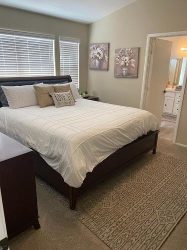 拉斯维加斯New beautifully remodeled home in Las Vegas的卧室配有一张带白色床单和枕头的大床。