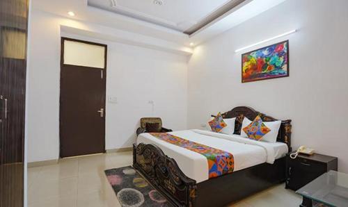 诺伊达FabHotel Noida Sector 50的卧室配有一张床
