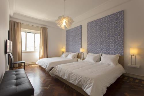 里斯本加斯帕之家旅馆的一间带两张床和一张沙发的卧室