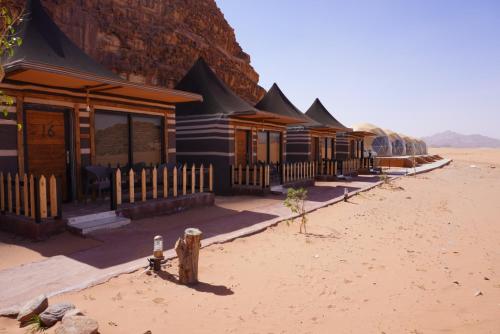 瓦迪拉姆Shaheen Camp Wadi rum的沙漠中的一排木结构建筑