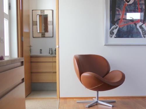 雷克雅未克GP Apartment的镜子间的棕色椅子