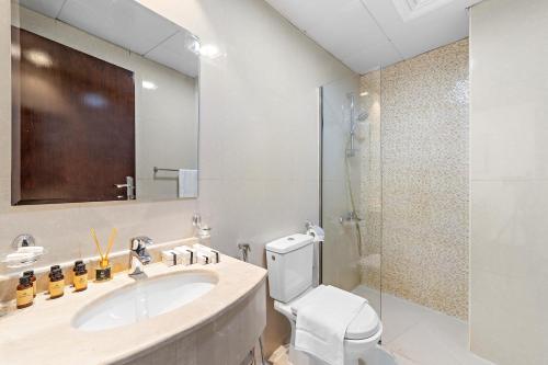 迪拜Silkhaus Chic Luxury Studio Opposite Silicon Oasis Shopping Mall的一间带水槽、卫生间和淋浴的浴室