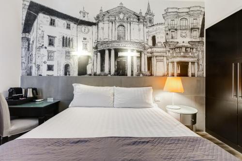 罗马Residenza A -Via Veneto Fashion Rooms -self check-in的一间带大床的卧室和一座建筑