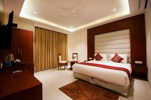 新德里Prime Z Suites Hotel- Near Delhi International Airport的一间位于酒店客房内的带大床的卧室