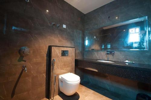 新德里Prime Z Suites Hotel- Near Delhi International Airport的一间带卫生间和水槽的浴室