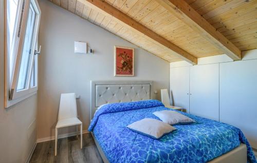 马洛塔piccolo chalet的一间卧室配有一张带蓝色棉被的床