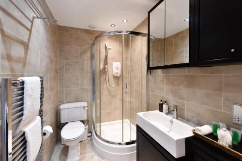 艾尔The Townhouse Ayr - Luxury B&B的带淋浴、卫生间和盥洗盆的浴室