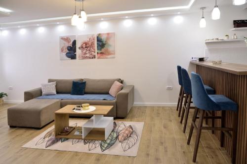 Nova PazovaCentar lux的客厅配有沙发和桌子
