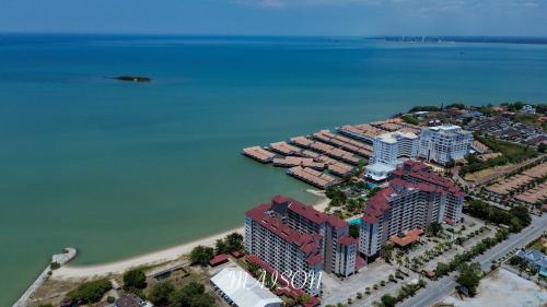 波德申Maison Seaview Suites Port Dickson的水边度假村的空中景观