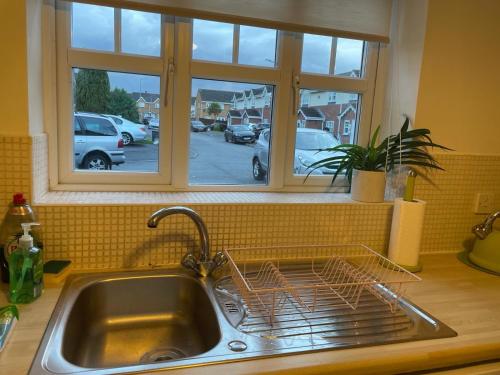 斯皮克Airport house , Speke的厨房水槽,窗户旁设有碗碟干燥架