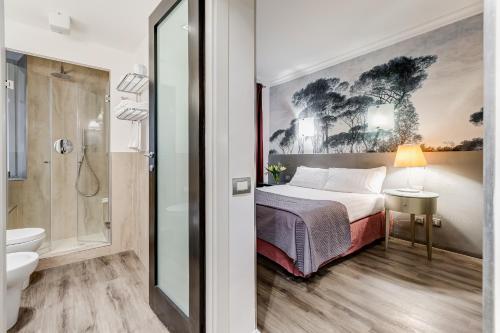 罗马Residenza A -Via Veneto Fashion Rooms -self check-in的一间卧室配有一张床,浴室设有淋浴。