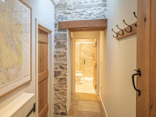 Rosedale Abbey2 Bed in North York Moors National Park G0132的走廊通往带石墙的浴室