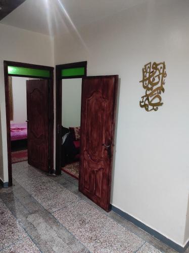 马拉喀什Appartement situé à 5 minutes à pied de l'Aeroport de Marrakech的墙上的三扇木门