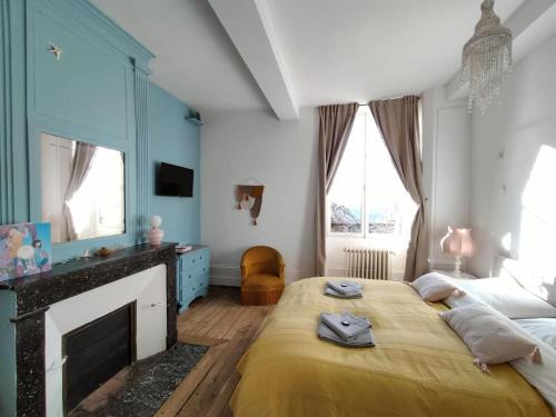 拉昂Maison Séraphine - Guest house - Bed and Breakfast的一间卧室配有一张床和一个壁炉
