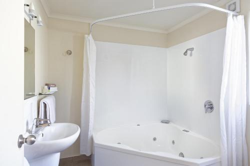 罗托鲁瓦BK罗托鲁瓦汽车旅馆的白色的浴室设有浴缸和水槽。