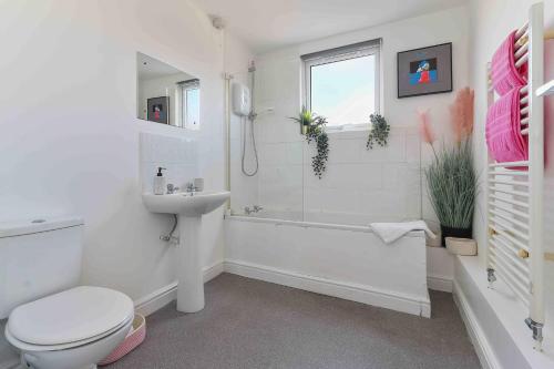 诺丁汉4 Bed House Near Trent Bridge的白色的浴室设有卫生间和水槽。