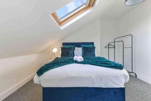 诺丁汉4 Bed House Near Trent Bridge的阁楼上的卧室配有一张大床
