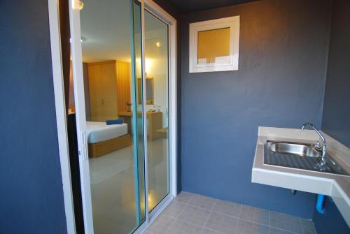 普吉镇丽拉瓦迪纳卡酒店的带淋浴和盥洗盆的浴室