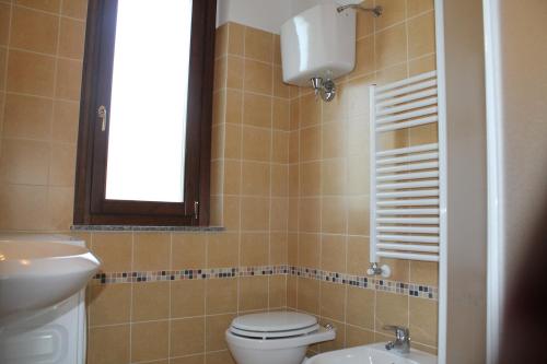 FilandariBorgo Nicoletta Case per le vacanze的一间带卫生间和水槽的浴室