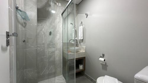 库里提巴09- Studio lindamente decorado! Ideal para casal!!!的带淋浴的浴室和玻璃门