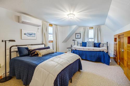 普雷斯克岛Spacious Presque Isle Home Walk to Downtown!的卧室设有两张蓝色和白色的床