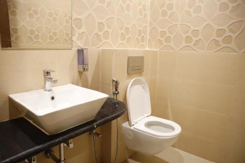 古瓦哈提Hotel- The Yellow Queen的一间带水槽和卫生间的浴室