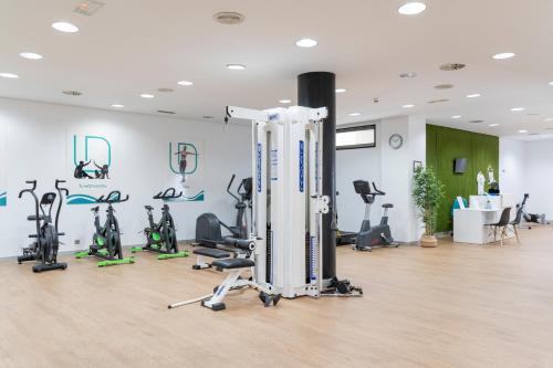 拉科鲁尼亚Attica21 Coruña的健身房设有跑步机,健身房提供健身自行车