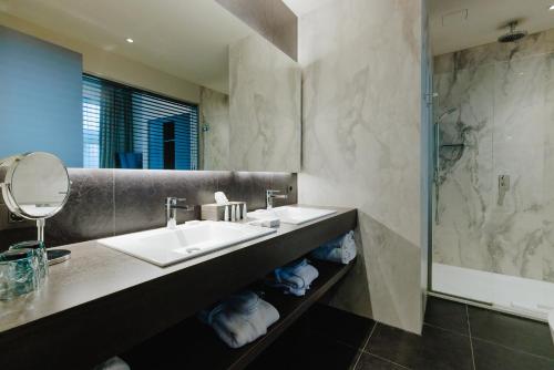 马斯梅赫伦特海尔斯酒店的一间带水槽和淋浴的浴室