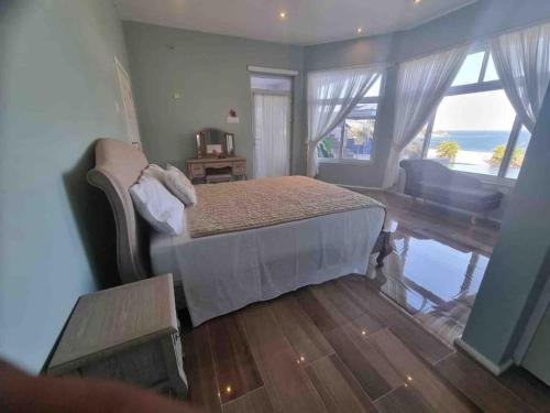 圣玛丽Crystal Resort的一间卧室设有一张床,享有海景