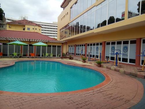 马普托Pensao Martins的大楼前的大型游泳池