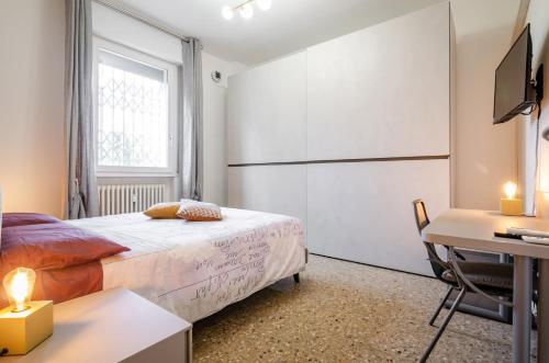 博洛尼亚B&B Corsini的一间卧室配有一张床、一张桌子和一台电脑