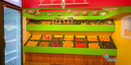 萨拉索塔Pinecraft Tiny Home 2的商店里水果蔬菜的展示