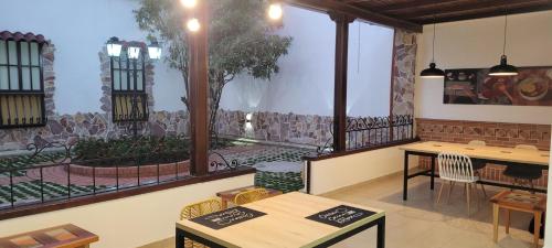 布卡拉曼加Casa 59 - Guest House的餐厅设有大窗户和桌椅