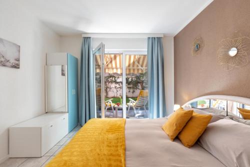 VerscioCà da Sott的一间卧室配有一张带黄色毯子的大床