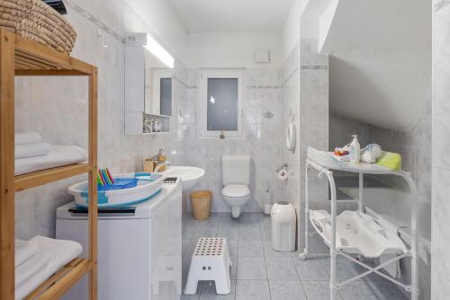 VerscioCà da Sott的白色的浴室设有水槽和卫生间。