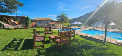 塞拉内格拉Filimahalo Hotel的一群椅子坐在游泳池附近的草地上
