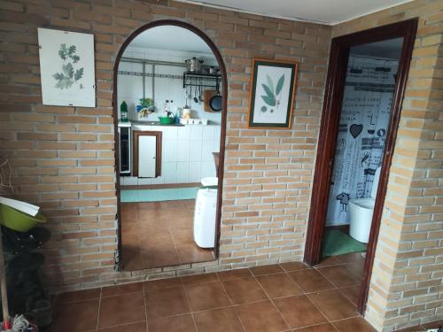 庞特维德拉Casa do Civil的浴室设有镜子和砖墙