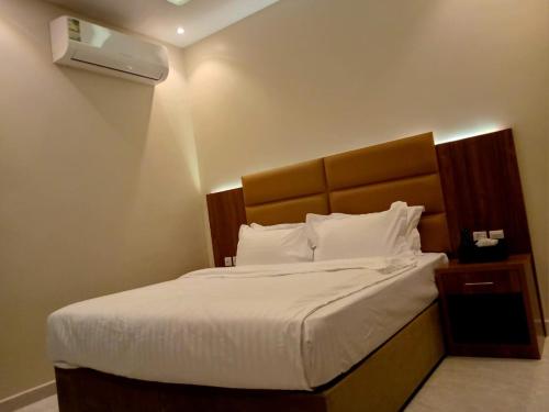 فندق دره الراشد للشقق المخدومه客房内的一张或多张床位