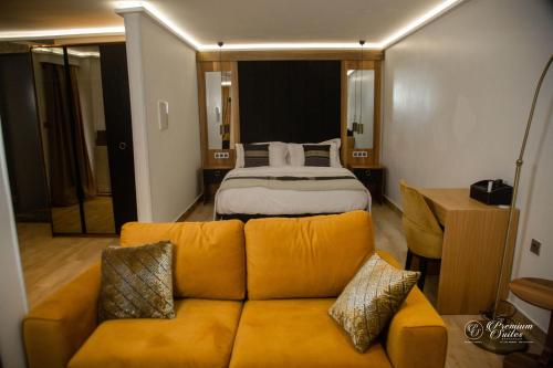 努瓦克肖特Marrakech - Premium Suite的客厅配有沙发和1张床