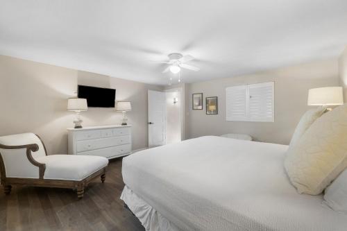 锡格罗夫海滩Eastern Shores on 30A by Panhandle Getaways的白色卧室配有床和椅子