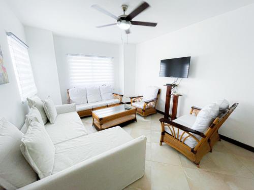 蓬塔卡纳CARIBBEAN Paradise WIFi HOTEL BAVARO Beach CLUB & SPA的客厅配有白色家具和平面电视