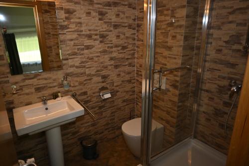 UzlinaEgreta By Hoxton的浴室配有卫生间、盥洗盆和淋浴。
